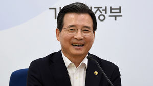 기재차관 "글로벌 꼬리 위험 커져&hellip;시장불안시 안정 조치"