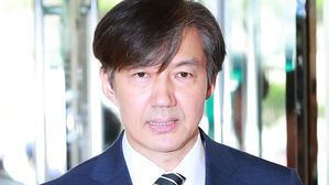 조국 "딸 부정 입학 명백한 가짜뉴스&hellip;비판은 겸허히 받겠다"