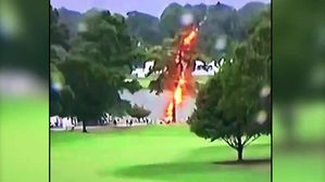 [뉴스딱] 경기 중 '벼락'&hellip;그 자리에서 쓰러진 사람들