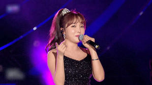 "무리한 일정·불투명 정산"…홍진영, 소속사와 계약 분쟁