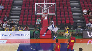 코트를 가르는 시원한 덩크!&hellip;男 농구, 앙골라전 '승리'