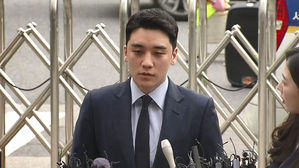 '원정 도박 혐의' 승리 경찰 출석&hellip;"심려 끼쳐 죄송"