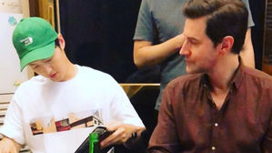 [SBS Star] 'The Hobbit' Actor Richard Armitage & Song Joong Ki Enjoy Korean Dish Together