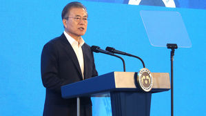 문 대통령 "우리 경제는 우리 스스로 지켜야"