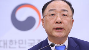 홍남기 "민간택지 분양가 상한제, 10월 바로 작동하지 않을 것"