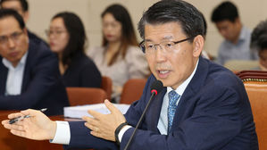 은성수 청문회, '조국 사모펀드' 논란 각축장&hellip;한때 반쪽진행