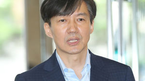 조국 "믿어주신 분들께 감사"&hellip;꽃배달 이어져