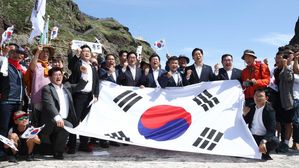 한국 의원 독도 방문에 일본 관방장관 "도저히 수용 못 해"