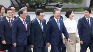 문 대통령 "대입제도 전반 재검토해달라&hellip;젊은 세대에 깊은 상처"