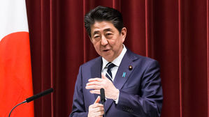 교도, "日 아베, IOC 회장 만나 '日 식품 방사능 감시 적절' 주장"