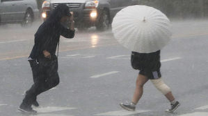 경기 호우주의보 12개 시&middot;군으로 확대&hellip;밤사이 200㎜ 물폭탄