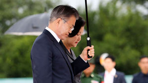 빗속 아웅산 테러 희생자 추모한 文 대통령&hellip;엄숙한 표정 '묵념'