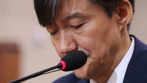 조국, 몰아치는 野 추궁에 '후' 한숨도&hellip;언쟁은 피해