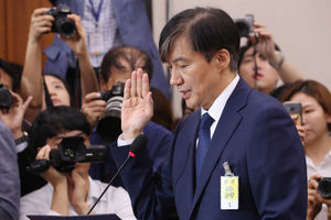 [영상] 조국 후보자 청문회 시작&hellip;선서하며 "1919년 9월 6일"