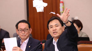 자료 찢고 고성 난무&hellip;조국 청문회 '창과 방패' 대결