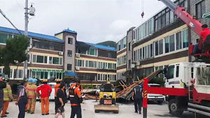 강풍 불자 힘없이 쓰러진 가로수&hellip;지붕 &middot; 외벽도 와르르