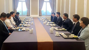 與 원내지도부-중진 의원 회동&hellip;'조국 적격' 재확인&middot;檢 성토