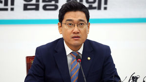 오신환 "피의자 조국, 즉각 사임하라"