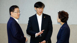 조국 국무회의 '데뷔'…참석자들 '논란 끝 임명' 축하 인사