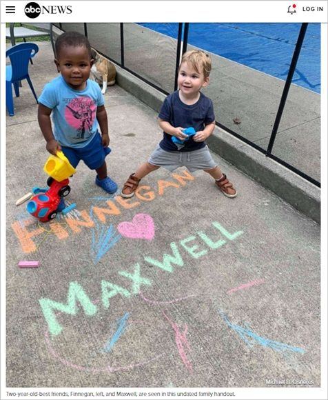 고작 이틀 안 봤다고 만나자마자 '격한 포옹' 나누는 두 살배기