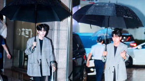 [SBS Star] Many People Wonder If Ong Seong-wu's Unbelievably Large Umbrella Really Is an Umbrella