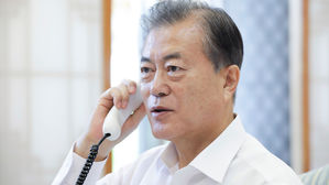 문 대통령, 사우디 왕세자에 "석유 시설 복구 참여용의"