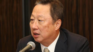 쓴소리 던진 박용만 회장 "경제, 버려진 자식&hellip;어떻게 먹고 사나"