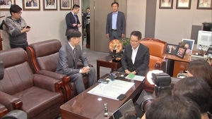 [영상] 조국 만난 박지원 "국민들 '조국 피로증'…무시 안돼"