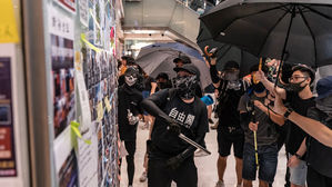 홍콩 시위 참여 인원 줄었지만, 더 과격해졌다