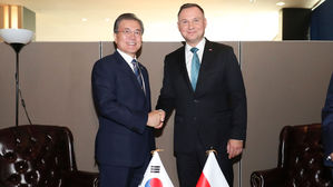 '수교 30年' 한&middot;폴란드 정상회담&hellip;"정치대화&middot;방산협력 강화"