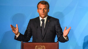 佛 흉기난동 희생자에 훈장…마크롱 "극단주의와 계속 싸울 것"