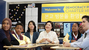 김정숙 여사, 뉴욕 할렘 공립학교서 한국어 수업 참관