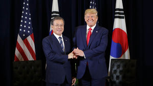 문 대통령-트럼프, 23분간 통화&hellip;'코로나 19 공조' 논의