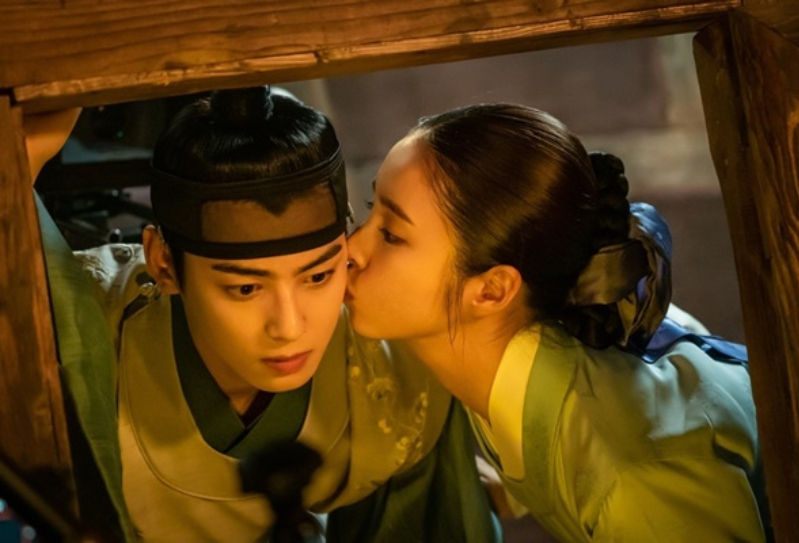 Cha Eun-woo, Shin Sae Kyeong