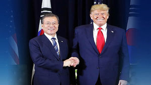 트럼프 "의료장비 지원" 요청&hellip;문 대통령 "여유분 있으면 최대한"