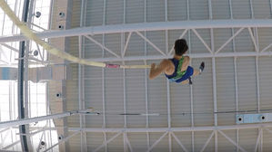 [영상토크] '나는 인간 새'…바닥서 촬영한 장대높이뛰기