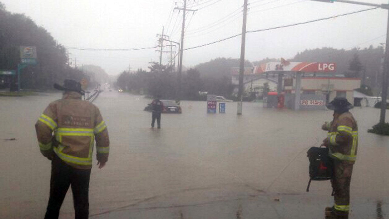 태풍에 침수된 강릉시 교차로 (사진=소방청 제공, 연합뉴스)