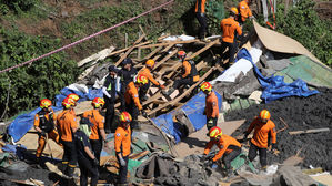 부산 소방 "산사태 매몰자 1명 추가 발견…생사 확인 중"