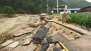 물폭탄 지나가자 그대로 고립&hellip;식수 찾아 '왕복 4시간'