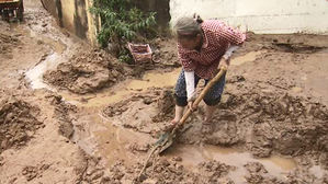 뻘밭으로 변한 황영조 마을, 하룻밤 사이 터전 잃었다