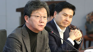 청년들과 대화에서 질문에 답변하는 유승민 (사진=연합뉴스)