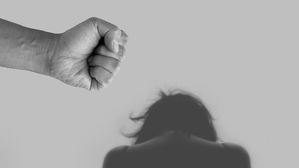 문 따고 들어온 폭행 남친&hellip;20cm 창틀 숨었다 추락사