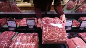 돼지고기 '바닥없는 추락'&hellip;도매가격 3천 원 무너져