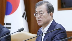 문 대통령 "전 세계 성장둔화…적극적 재정지출 확대해야"