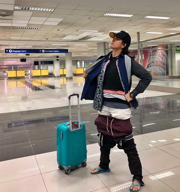 [Pick] 초과 수하물 '요금 폭탄' 피하기 위한 탑승객의 '땀나는(?) 노력'   (사진=Gel Rodriguez 페이스북 캡처)