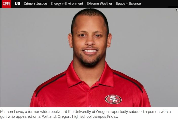 [Pick] 엽총 들고 나타난 학생을 막은 진심어린 '포옹'  (사진=CNN 홈페이지, The Oregonian 유튜브 캡처)