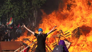 APEC 취소에도 가라앉지 않는 칠레 민심&hellip;수천 명 또 거리로