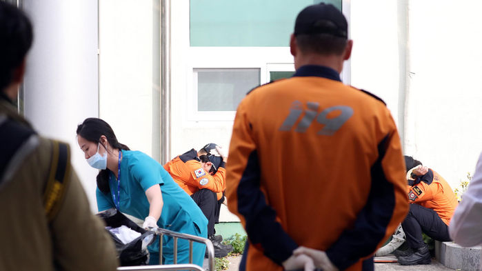 독도 인근 추락한 소방헬기 탑승원 수습된 2구의 시신 이송 (사진=연합뉴스)