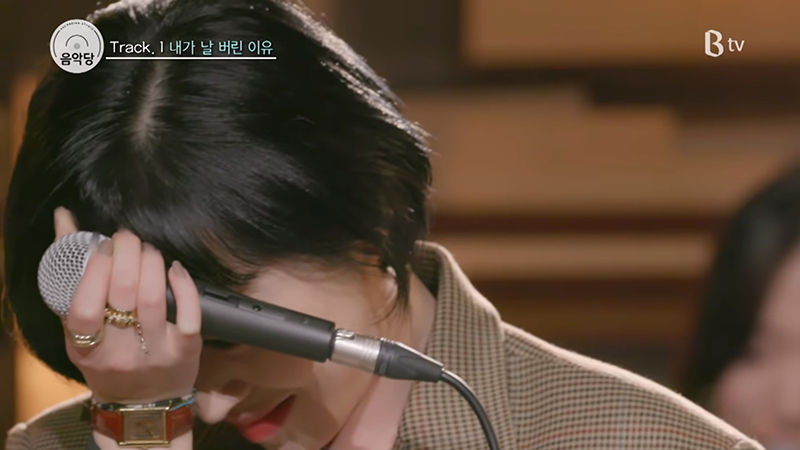 완전체 라이브 무대서 눈물 쏟은 가인 (사진='CAKE POP' 유튜브)