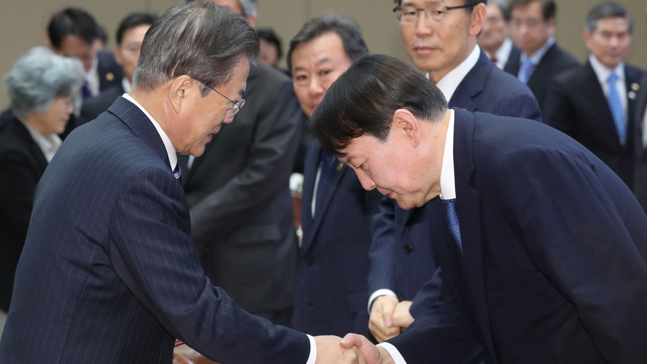 긴장한 채 잔뜩 허리 굽힌 윤석열…'조국 정국' 후 문 대통령 첫 대면